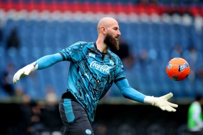ROME, ITALY - JANUARY 04: Vanja Milinkovic-Savic of SSC Napoli in action during the warm up before the Serie A match between SS Lazio and SSC Napoli at Stadio Olimpico on January 04, 2026 in Rome, Italy. (Photo by Paolo Bruno/Getty Images)