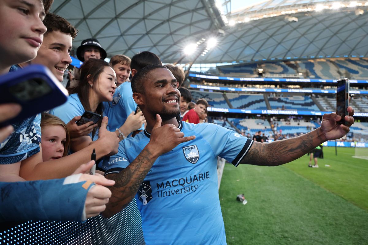 SYDNEY, AUSTRALIA - APRIL 20: Douglas Costa of Sydney FC embraces with the fans after the round 27 A-League Men match between Sydney FC and Newcastle Jets at Allianz Stadium, on April 20, 2025, in Sydney, Australia. (Photo by Jeremy Ng/Getty Images)