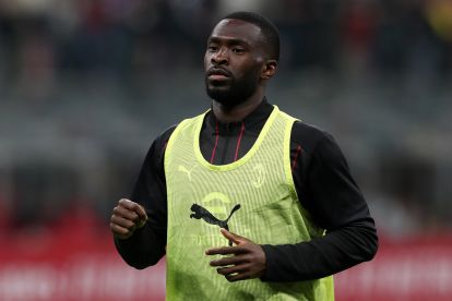 MILAN, ITALY - APRIL 05: Fikayo Tomori of AC Milan warms up prior to the Serie A match between AC Milan and Fiorentina at Stadio Giuseppe Meazza on April 05, 2025 in Milan, Italy. (Photo by Marco Luzzani/Getty Images)