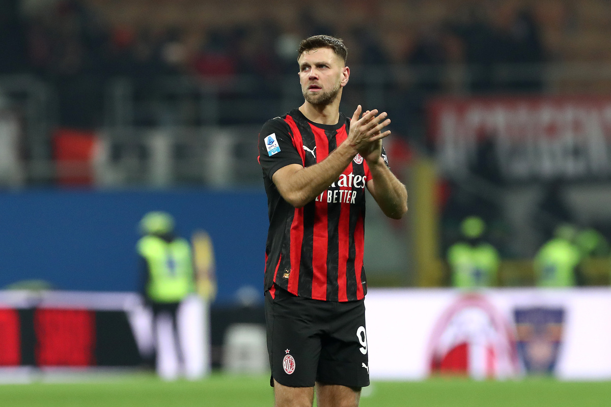 MILAN, ITALY - JANUARY 08: Niclas Fuellkrug of AC Milan applauds the fans after the Serie A match between AC Milan and Genoa CFC at Giuseppe Meazza Stadium on January 08, 2026 in Milan, Italy. (Photo by Marco Luzzani/Getty Images)