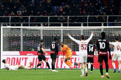 MILAN, ITALY - JANUARY 08: Lorenzo Colombo of Genoa scores his team's first goal past Mike Maignan of AC Milan during the Serie A match between AC Milan and Genoa CFC at Giuseppe Meazza Stadium on January 08, 2026 in Milan, Italy. (Photo by Marco Luzzani/Getty Images)