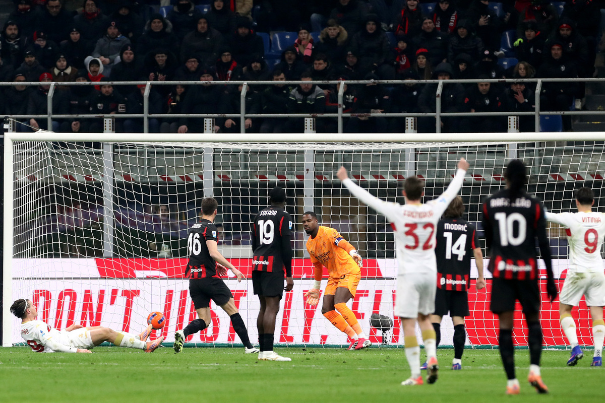 MILAN, ITALY - JANUARY 08: Lorenzo Colombo of Genoa scores his team's first goal past Mike Maignan of AC Milan during the Serie A match between AC Milan and Genoa CFC at Giuseppe Meazza Stadium on January 08, 2026 in Milan, Italy. (Photo by Marco Luzzani/Getty Images)