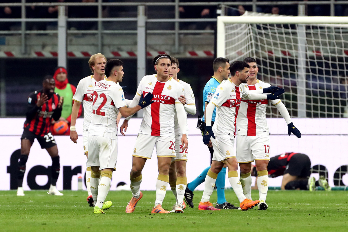MILAN, ITALY - JANUARY 08: Lorenzo Colombo of Genoa celebrates scoring his team's first goal with teammates during the Serie A match between AC Milan and Genoa CFC at Giuseppe Meazza Stadium on January 08, 2026 in Milan, Italy. (Photo by Marco Luzzani/Getty Images)