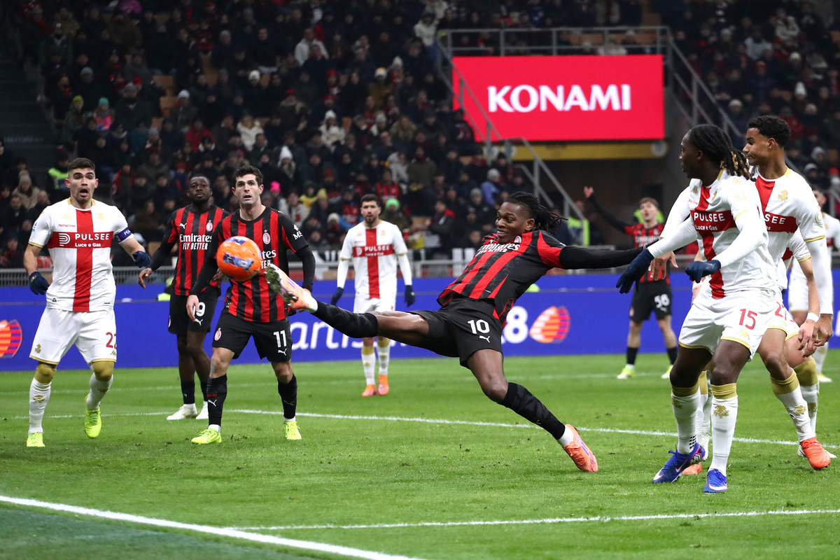 MILAN, ITALY - JANUARY 08: Rafael Leao of AC Milan stretches to shoot during the Serie A match between AC Milan and Genoa CFC at Giuseppe Meazza Stadium on January 08, 2026 in Milan, Italy. (Photo by Marco Luzzani/Getty Images)