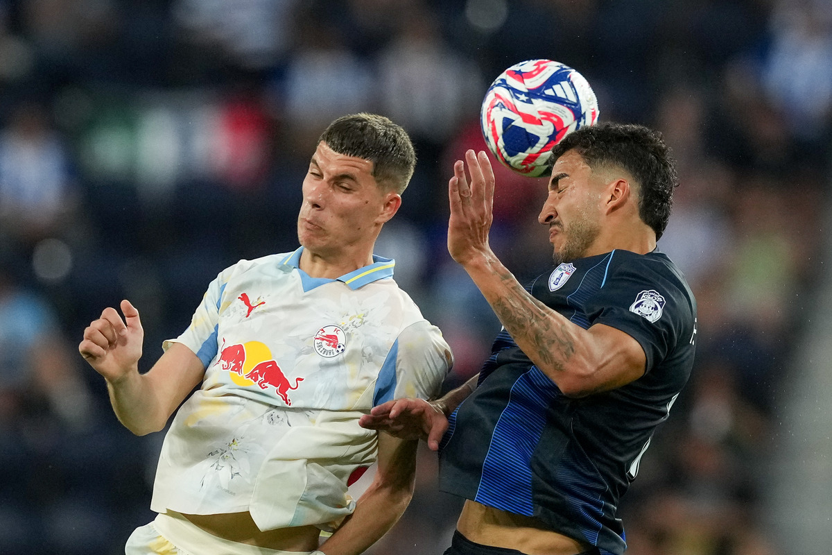 CINCINNATI, OHIO - JUNE 18: Petar Ratkov #21 of FC Salzburg and Federico Pereira #16 of CF Pachuca leap for a header during the FIFA Club World Cup 2025 group H match between CF Pachuca and FC Salzburg at TQL Stadium on June 18, 2025 in Cincinnati, Ohio. (Photo by Dylan Buell/Getty Images)