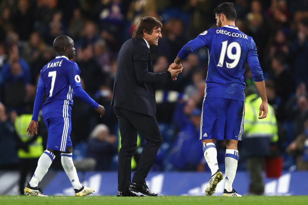 LONDON, ENGLAND - NOVEMBER 05: Antonio Conte, Manager of Chelsea (C) and Diego Costa of Chelsea (R) celebrate after the final whislte during the Premier League match between Chelsea and Everton at Stamford Bridge on November 5, 2016 in London, England. (Photo by Clive Rose/Getty Images)