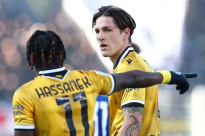 COMO, ITALY - JANUARY 03: Nicolo’ Zaniolo of Udinese Calcio interacts with Hassane Kamara of Udinese Calcio during the Serie A match between Como 1907 and Udinese Calcio at Giuseppe Sinigaglia Stadium on January 03, 2026 in Como, Italy. (Photo by Marco Luzzani/Getty Images)