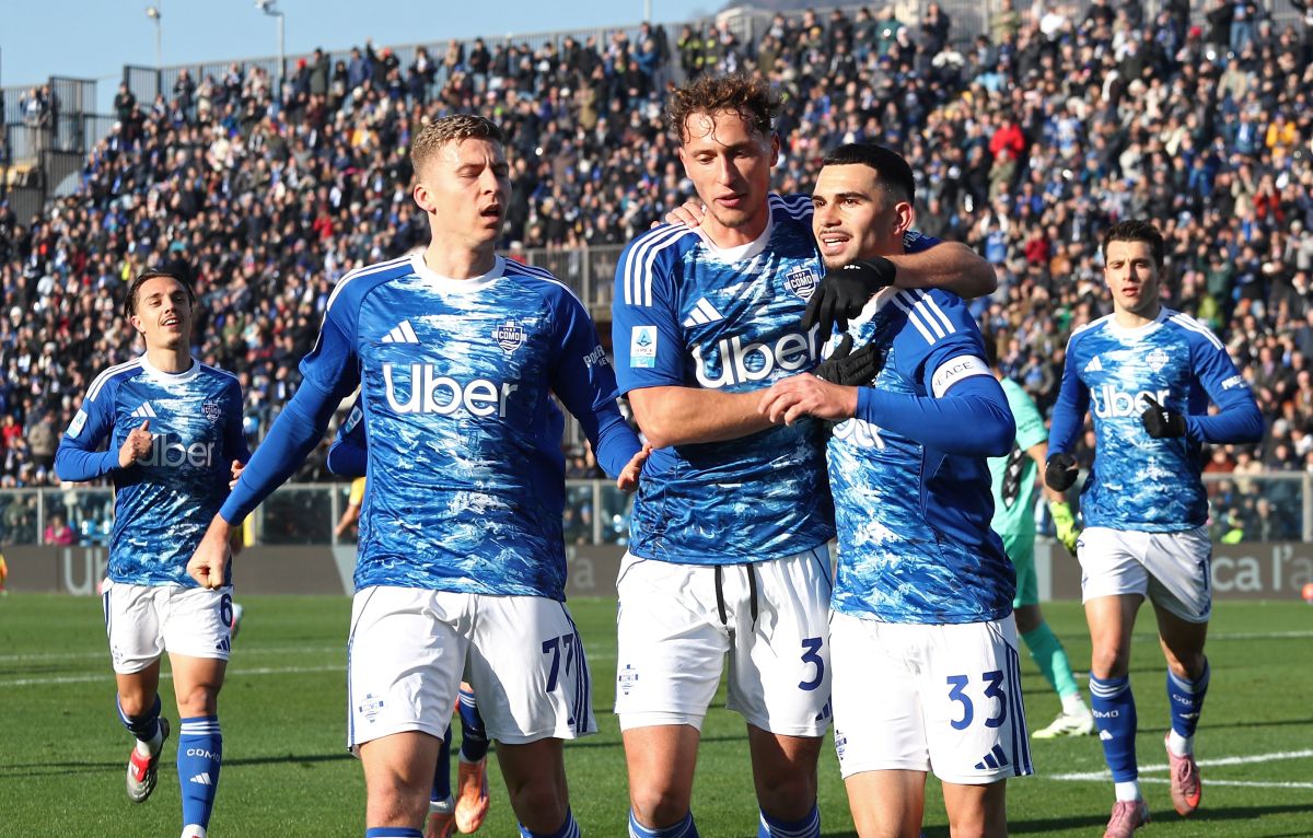 COMO, ITALY - JANUARY 03: Lucas Da Cunha of Como 1907 celebrates with his team-mates after scoring their team's first goal during the Serie A match between Como 1907 and Udinese Calcio at Giuseppe Sinigaglia Stadium on January 03, 2026 in Como, Italy. (Photo by Marco Luzzani/Getty Images)