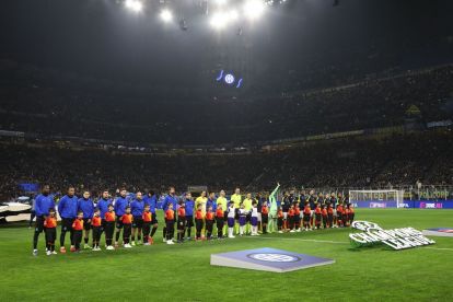 MILAN, ITALY - JANUARY 20: FC Internazionale and Arsenal FC teams line up during the UEFA Champions League 2025/26 League Phase MD7 match between FC Internazionale Milano and Arsenal FC at Stadio San Siro on January 20, 2026 in Milan, Italy. (Photo by Marco Luzzani/Getty Images)