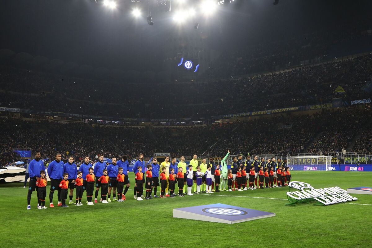MILAN, ITALY - JANUARY 20: FC Internazionale and Arsenal FC teams line up during the UEFA Champions League 2025/26 League Phase MD7 match between FC Internazionale Milano and Arsenal FC at Stadio San Siro on January 20, 2026 in Milan, Italy. (Photo by Marco Luzzani/Getty Images)