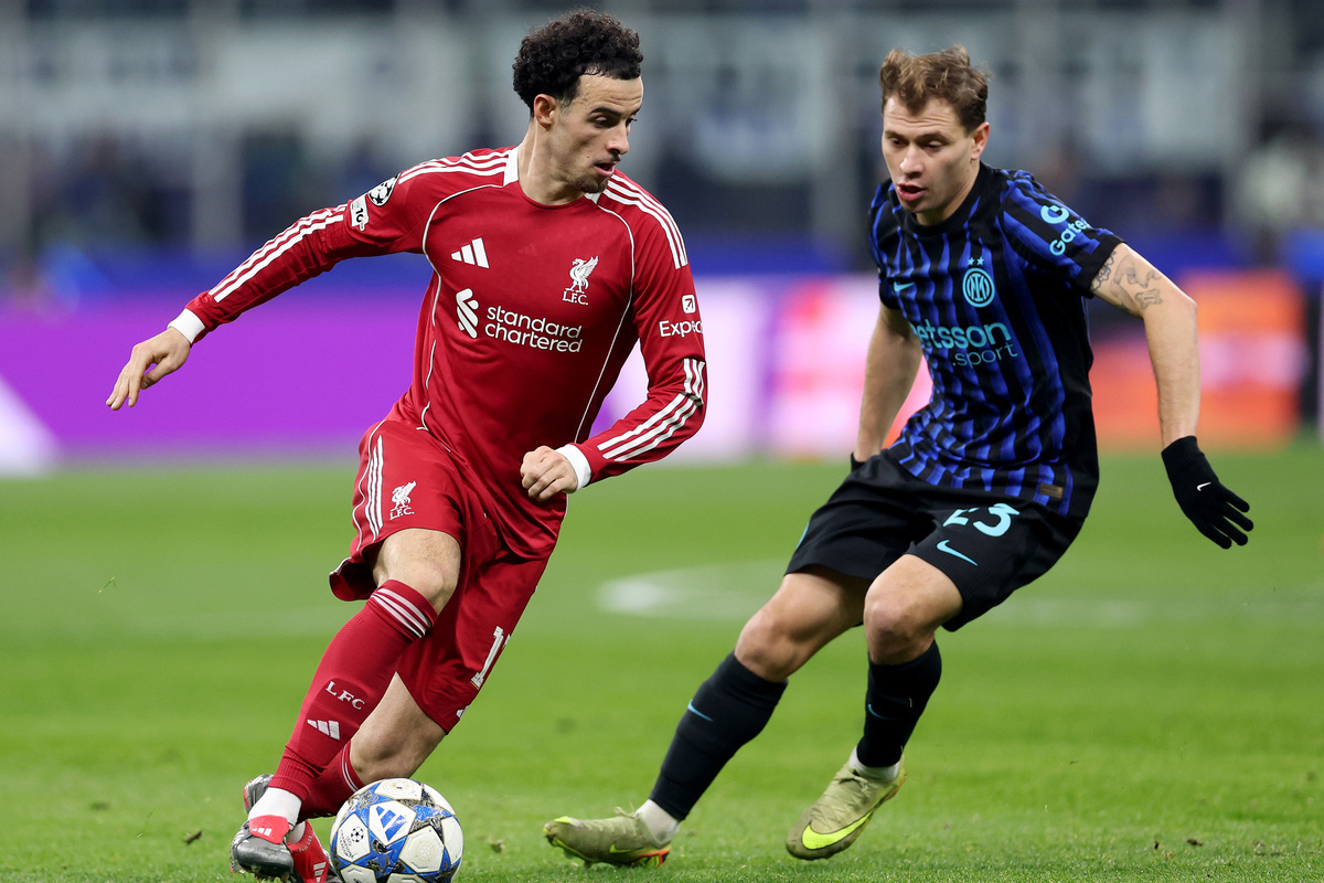 MILAN, ITALY - DECEMBER 09: Curtis Jones of Liverpool controls the ball whilst under pressure from Nicolo Barella of FC Internazionale Milano during the UEFA Champions League 2025/26 League Phase MD6 match between FC Internazionale Milano and Liverpool FC at Stadio San Siro on December 09, 2025 in Milan, Italy. (Photo by Justin Setterfield/Getty Images)
