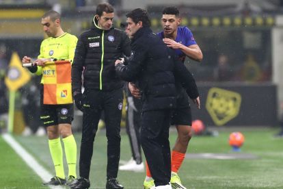 MILAN, ITALY - JANUARY 23: FC Internazionale coach Cristian Chivu embrace his player Luis Henrique after substitution during the Serie A match between FC Internazionale and Pisa SC at Giuseppe Meazza Stadium on January 23, 2026 in Milan, Italy. (Photo by Marco Luzzani/Getty Images)