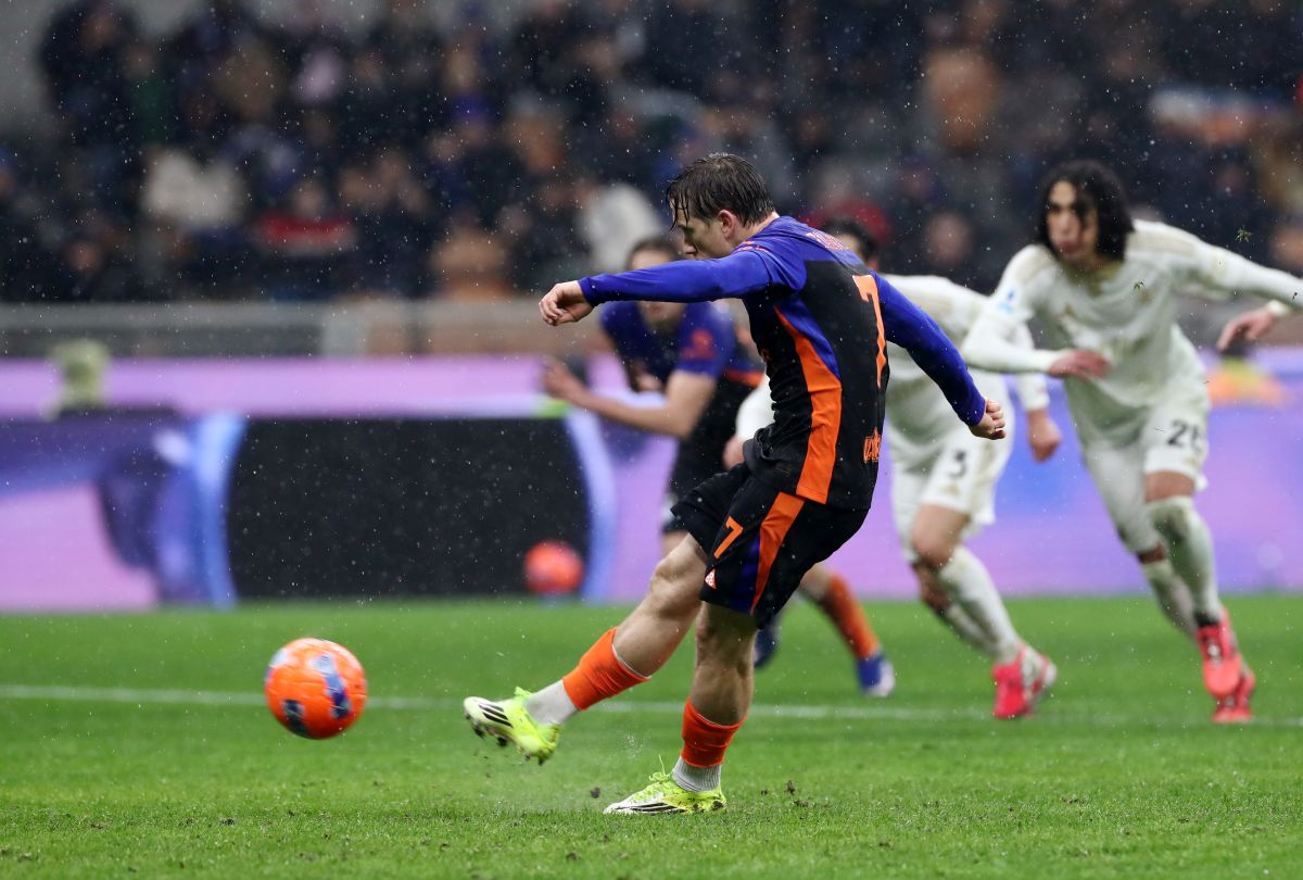 MILAN, ITALY - JANUARY 23: Piotr Zielinski of FC Internazionale Milano scores his team's first goal from the penalty spot during the Serie A match between FC Internazionale and Pisa SC at Giuseppe Meazza Stadium on January 23, 2026 in Milan, Italy. (Photo by Marco Luzzani/Getty Images)