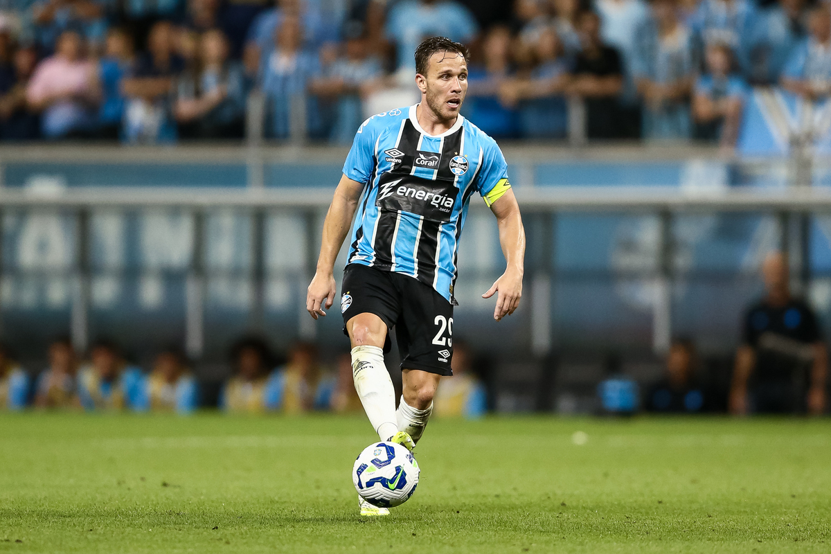 PORTO ALEGRE, BRAZIL - DECEMBER 2: Arthur Melo of Gremio controls the ball during the match between Gremio and Fluminense as part of Brasileirao 2025 at Arena do Gremio on December 2, 2025 in Porto Alegre, Brazil. (Photo by Pedro H. Tesch/Getty Images)