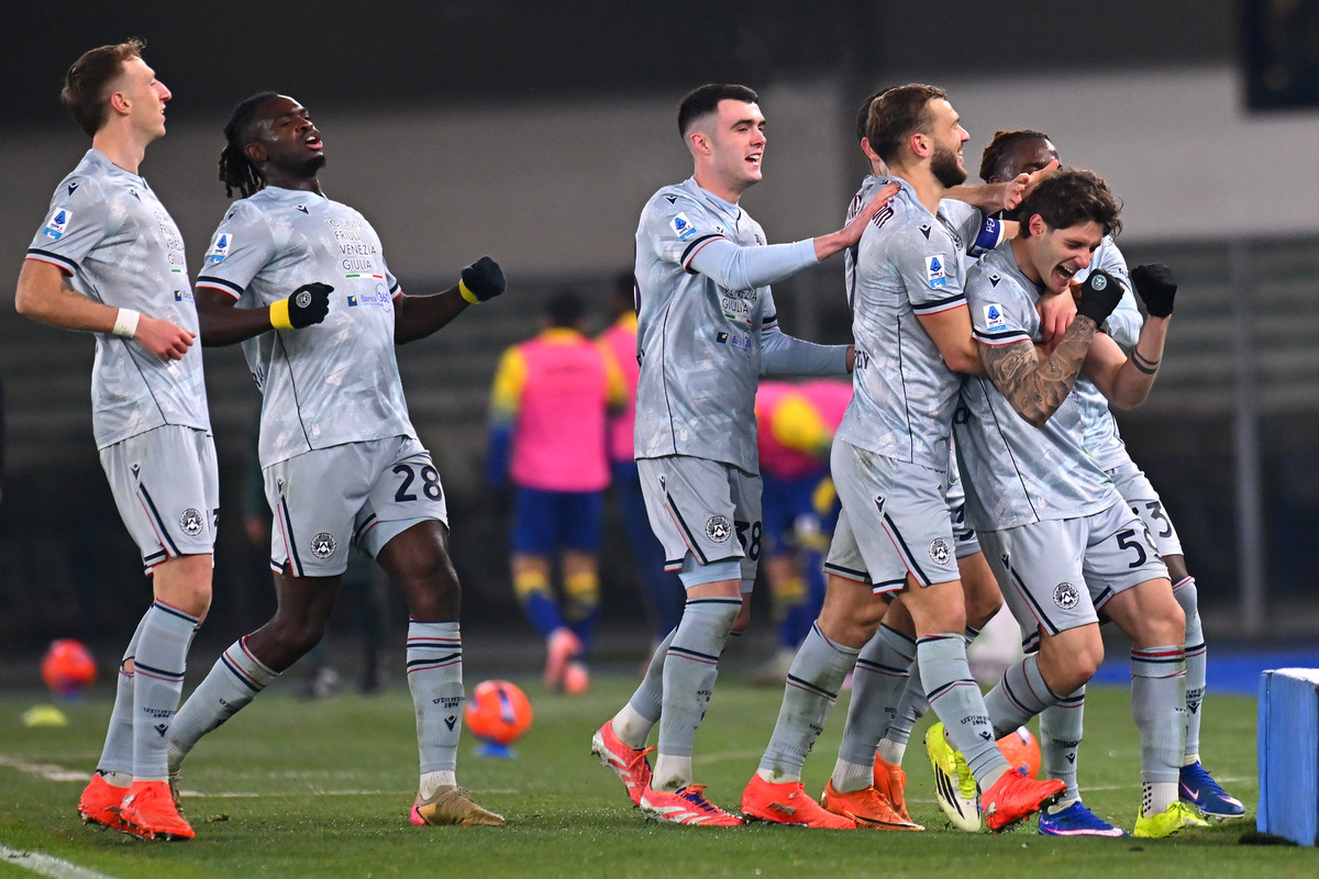 VERONA, ITALY - JANUARY 26: Alessandro Zanoli of Udinese Calcio celebrates scoring his team's second goal with teammates during the Serie A match between Hellas Verona FC and Udinese Calcio at Stadio Marcantonio Bentegodi on January 26, 2026 in Verona, Italy. (Photo by Alessandro Sabattini/Getty Images)