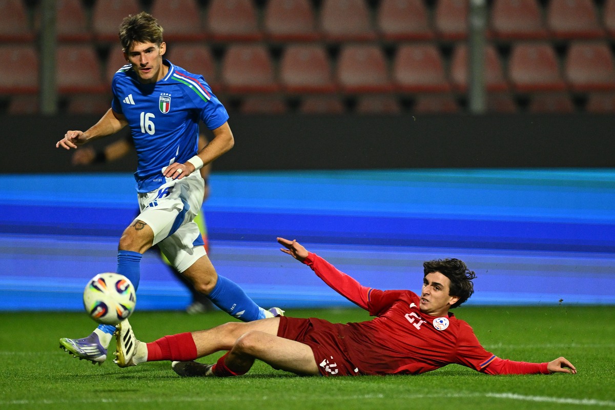 CREMONA, ITALY - OCTOBER 14: Niccolò Fortini of Italy and Artur Askaryan of Armenia fight for the ball during the UEFA Euro U21 Qualification match between Italy and Armenia at Stadio Giovanni Zini on October 14, 2025 in Cremona, Italy. (Photo by Marco M. Mantovani/Getty Images)