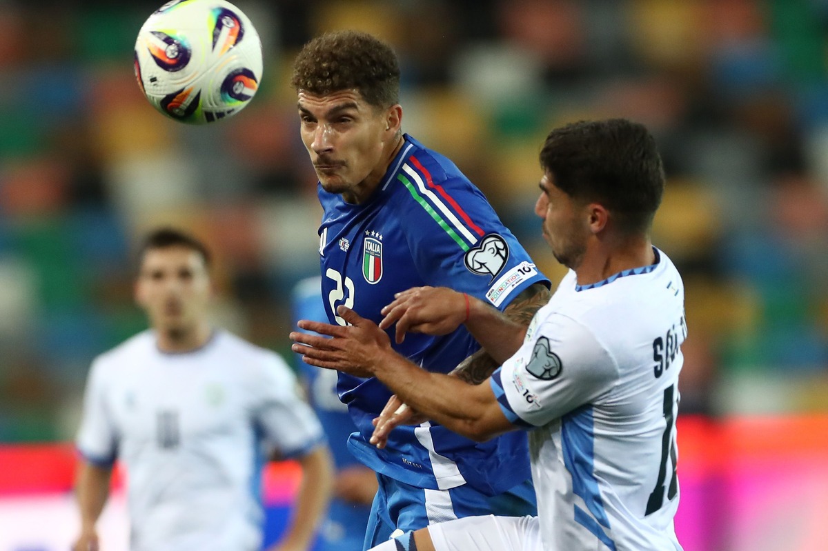 UDINE, ITALY - OCTOBER 14: Giovanni Di Lorenzo of Italy and Manor Solomon of Israel jump for the ball during the FIFA World Cup 2026 qualifier match between Italy and Israel at Stadio Friuli on October 14, 2025 in Udine, Italy. (Photo by Marco Luzzani/Getty Images)