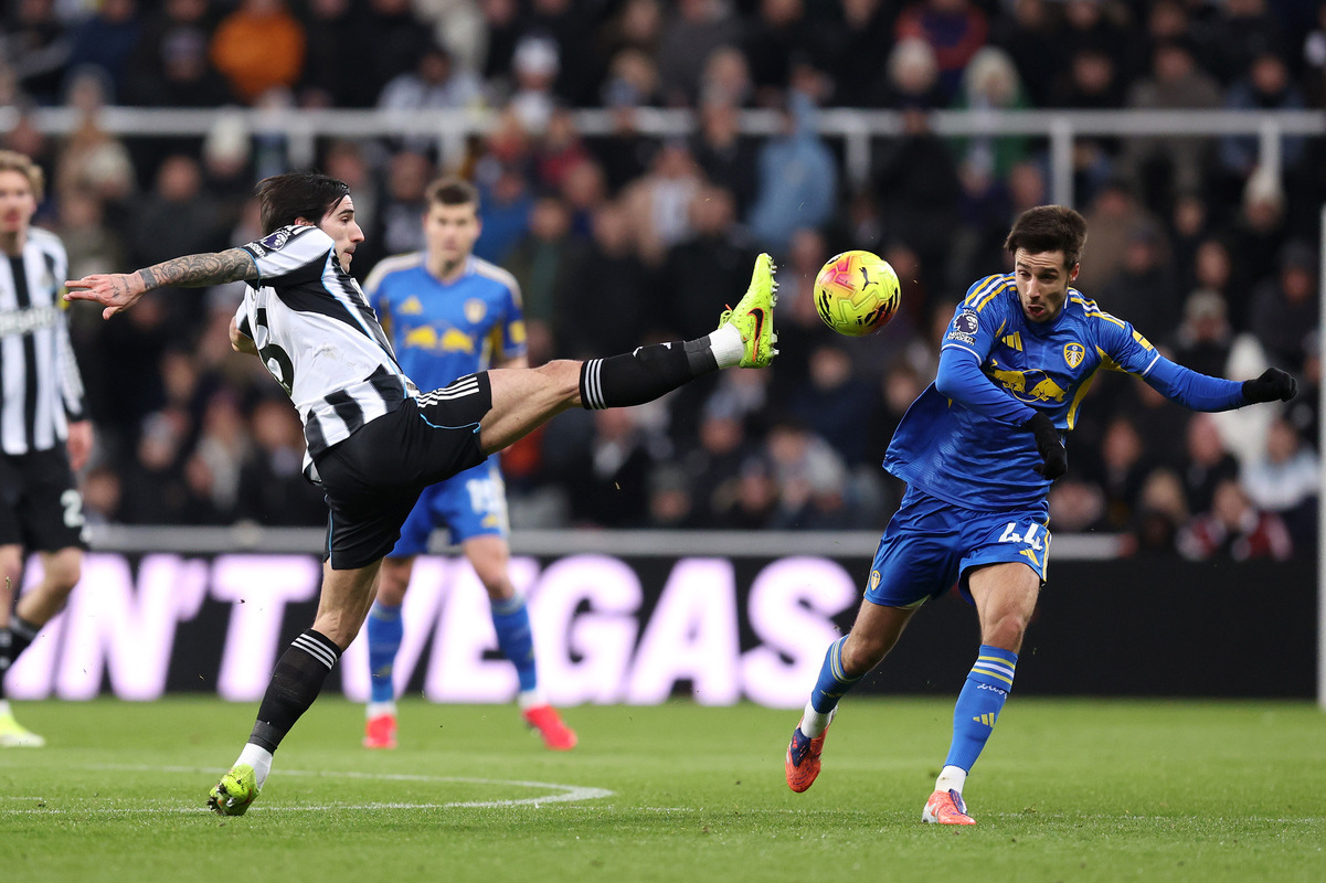 NEWCASTLE UPON TYNE, ENGLAND - JANUARY 07: Sandro Tonali of Newcastle United stretches for the ball ahead of Ilia Gruev of Leeds United during the Premier League match between Newcastle United and Leeds United at St James' Park on January 07, 2026 in Newcastle upon Tyne, England. (Photo by George Wood/Getty Images)