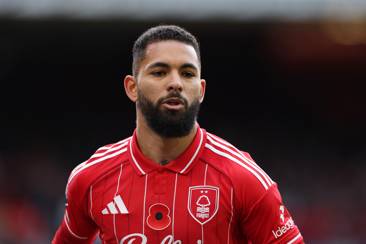 NOTTINGHAM, ENGLAND - NOVEMBER 01: Douglas Luiz of Forest during the Premier League match between Nottingham Forest and Manchester United at City Ground on November 01, 2025 in Nottingham, England. (Photo by Michael Regan/Getty Images) (Juventus)