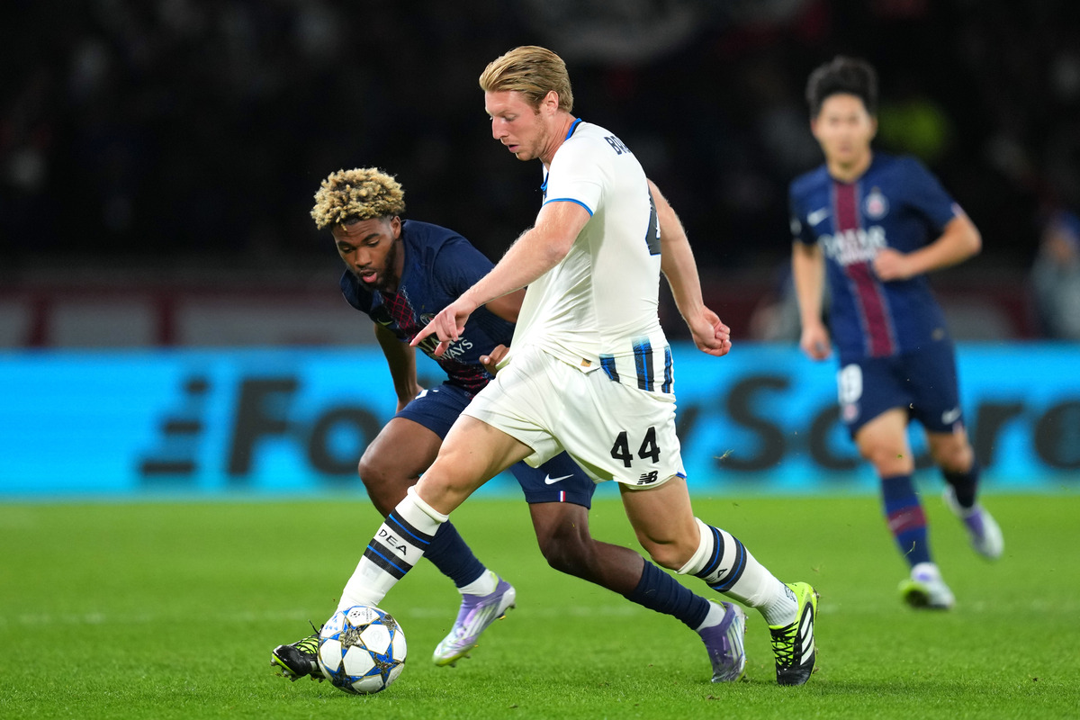 PARIS, FRANCE - SEPTEMBER 17: Marco Brescianini of Atalanta BC runs with the ball whilst under pressure from Ibrahim Mbaye of Paris Saint-Germain during the UEFA Champions League 2025/26 League Phase MD1 match between Paris Saint-Germain and Atalanta BC at Parc des Princes on September 17, 2025 in Paris, France. (Photo by Franco Arland/Getty Images)