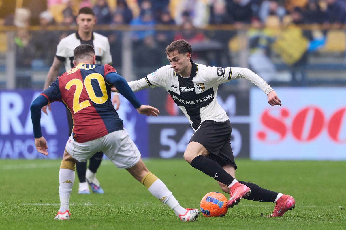 PARMA, ITALY - JANUARY 18: Gaetano Oristanio of Parma Calcio competes for the ball with Stefano Sabelli of Genoa CFC during the Serie A match between Parma Calcio 1913 and Genoa CFC at Stadio Ennio Tardini on January 18, 2026 in Parma, Italy. (Photo by Emmanuele Ciancaglini/Getty Images)