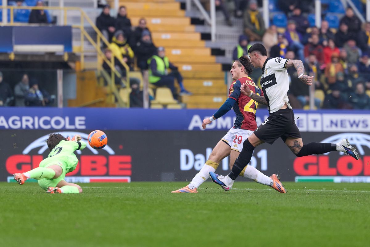 PARMA, ITALY - JANUARY 18: Lorenzo Colombo of Genoa CFC competes with Edoardo Corvi of Parma Calcio during the Serie A match between Parma Calcio 1913 and Genoa CFC at Stadio Ennio Tardini on January 18, 2026 in Parma, Italy. (Photo by Emmanuele Ciancaglini/Getty Images)