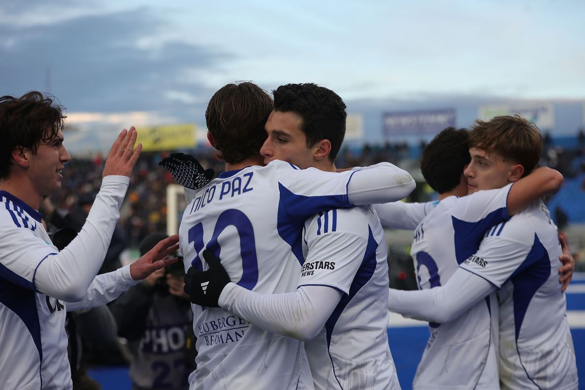 PISA, ITALY - JANUARY 6: Anastasios Douvikas of Como 1907 celebrates after scoring a goal during the Serie A match between Pisa SC and Como 1907 at Arena Garibaldi on January 6, 2026 in Pisa, Italy. (Photo by Gabriele Maltinti/Getty Images)