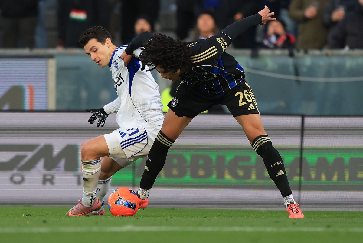 PISA, ITALY - JANUARY 6: Anastasios Douvikas of Como 1907 battles for the ball with Francesco Coppola of Pisa Sporting Club during the Serie A match between Pisa SC and Como 1907 at Arena Garibaldi on January 6, 2026 in Pisa, Italy. (Photo by Gabriele Maltinti/Getty Images)