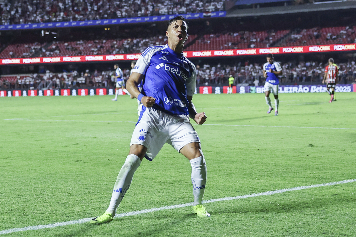 SAO PAULO, BRAZIL - APRIL 13: Kaio Jorge of Cruzeiro celebrates after scoring the first goal of his team during a Brasileirao 2025 match between SaoPaulo and Cruzeiro at MorumBIS on April 13, 2025 in Sao Paulo, Brazil. (Photo by Alexandre Schneider/Getty Images)