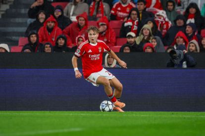 LISBON, PORTUGAL - NOVEMBER 5: Andreas Schjelderup of SL Benfica controls the ball during the UEFA Champions League 2025/26 League Phase MD4 match between SL Benfica and Bayer 04 Leverkusen at Estadio da Luz on November 5, 2025 in Lisbon, Portugal. (Photo by Carlos Rodrigues/Getty Images)