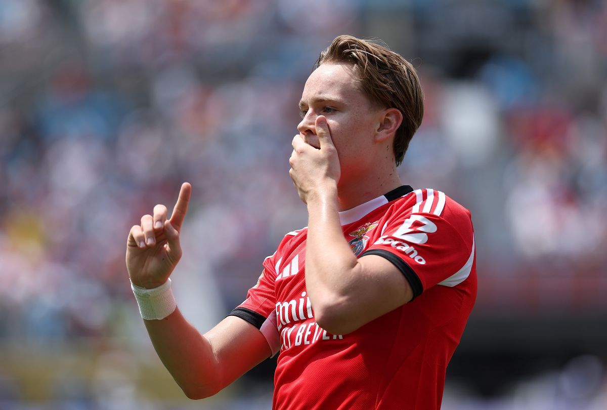 CHARLOTTE, NORTH CAROLINA - JUNE 24: Andreas Schjelderup #21 of SL Benfica celebrates scoring his team's first goal during the FIFA Club World Cup 2025 group C match between SL Benfica and FC Bayern München at Bank of America Stadium on June 24, 2025 in Charlotte, North Carolina. (Photo by Kevin C. Cox/Getty Images)