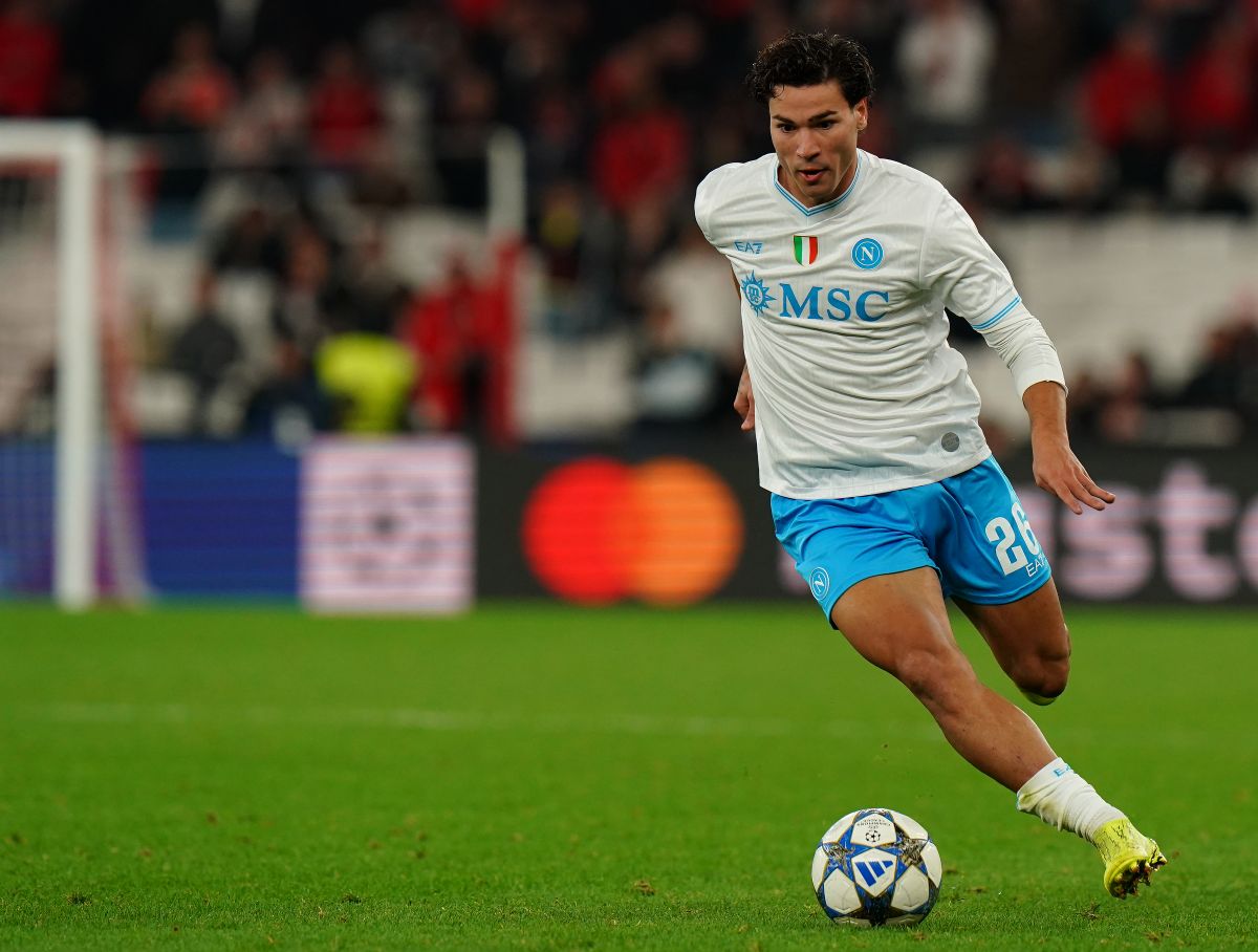 LISBON, PORTUGAL - DECEMBER 10: Antonio Vergara of SSC Napoli in action during the UEFA Champions League 2025/26 League Phase MD6 match between SL Benfica and SSC Napoli at Estadio da Luz on December 10, 2025 in Lisbon, Portugal. (Photo by Gualter Fatia/Getty Images)