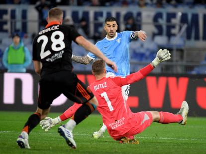 ROME, ITALY - JANUARY 19: Mattia Zaccagni of SS Lazio competes for the ball with Jean Butez of Como 1907 during the Serie A match between SS Lazio and Como 1907 at Stadio Olimpico on January 19, 2026 in Rome, Italy. (Photo by Marco Rosi - SS Lazio/Getty Images)