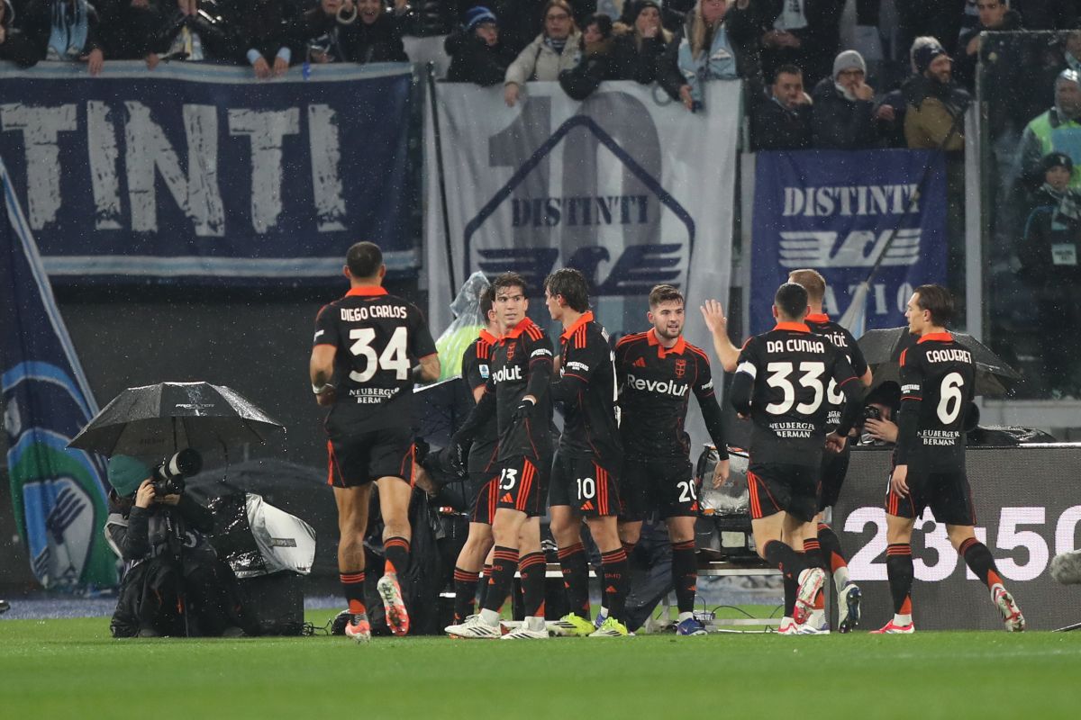 ROME, ITALY - JANUARY 19: Nico Paz with his teammates of Como 1907 celebrates after scoring the team's second goal during the Serie A match between SS Lazio and Como 1907 at Stadio Olimpico on January 19, 2026 in Rome, Italy. (Photo by Paolo Bruno/Getty Images)
