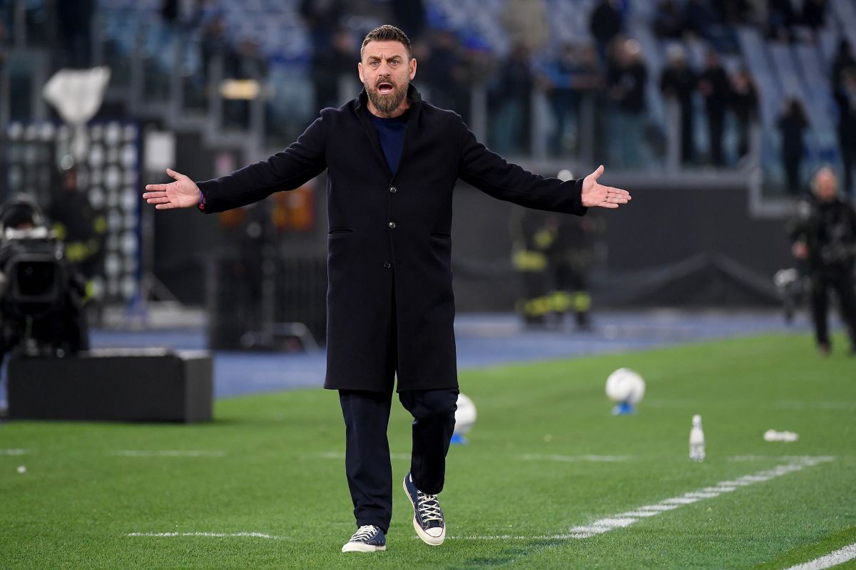 ROME, ITALY - JANUARY 30: Genoa CGC head coach Daniele De Rossi gestures during the Serie A match between SS Lazio and Genoa CFC at Stadio Olimpico on January 30, 2026 in Rome, Italy. (Photo by Marco Rosi - SS Lazio/Getty Images)