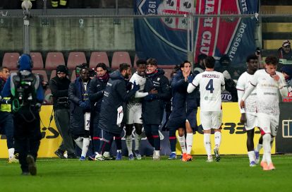 CREMONA, ITALY - JANUARY 08: Yael Trepy of Cagliari celebrates scoring his team's second goal with teammates during the Serie A match between US Cremonese and Cagliari Calcio at Stadio Giovanni Zini on January 08, 2026 in Cremona, Italy. (Photo by Pier Marco Tacca/Getty Images)