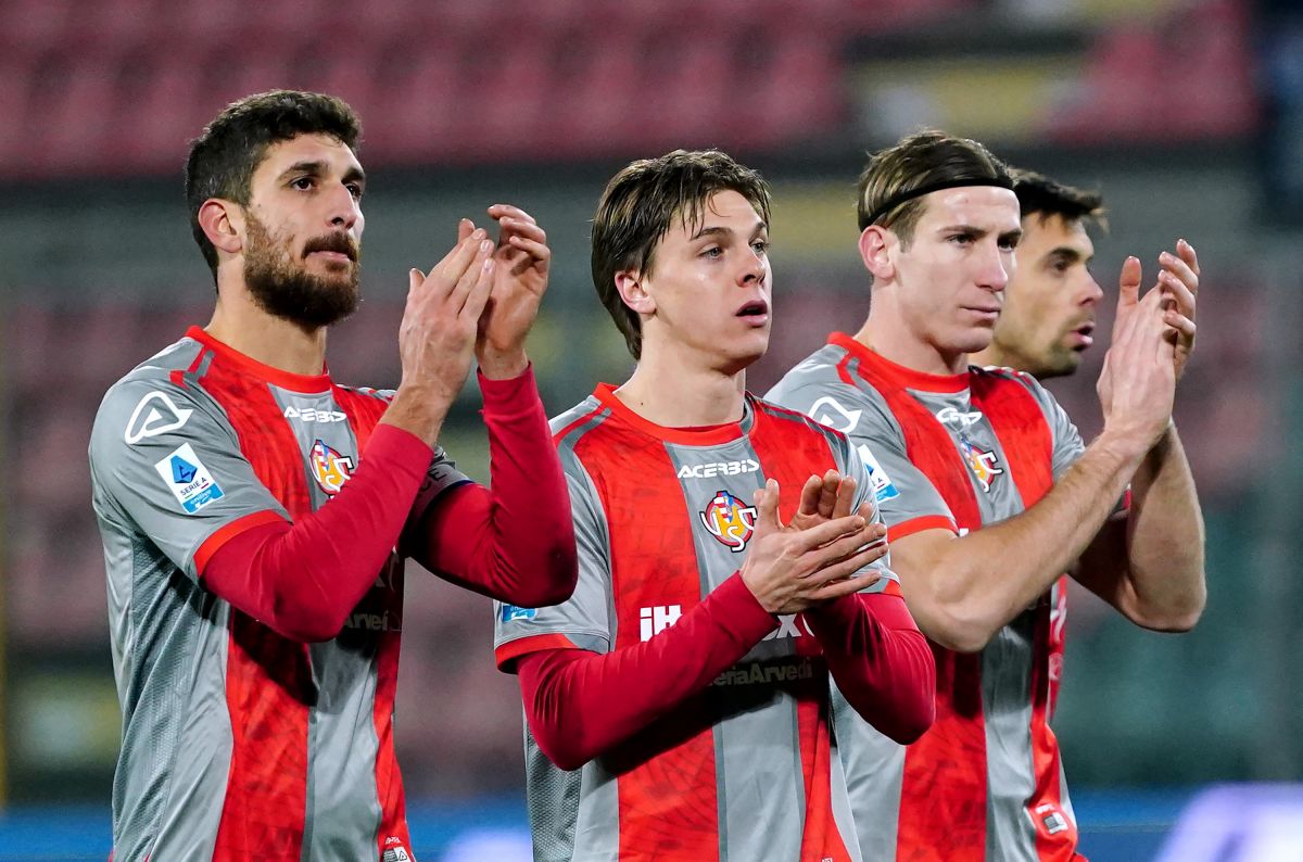 CREMONA, ITALY - JANUARY 08: Matteo Bianchetti, Alessio Zerbin and Federico Baschirotto of Cremonese applaud the fans after the Serie A match between US Cremonese and Cagliari Calcio at Stadio Giovanni Zini on January 08, 2026 in Cremona, Italy. (Photo by Pier Marco Tacca/Getty Images)