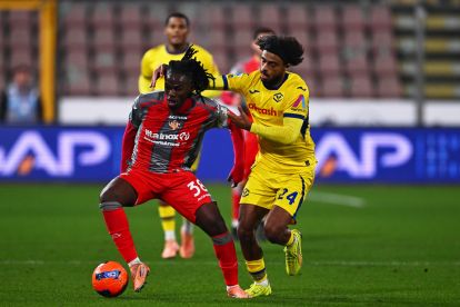 CREMONA, ITALY - JANUARY 19: Warren Bondo of US Cremonese and Antoine Bernede of Hellas Verona FC fight for the ball during the Serie A match between US Cremonese and Hellas Verona FC at Stadio Giovanni Zini on January 19, 2026 in Cremona, Italy. (Photo by Marco M. Mantovani/Getty Images)