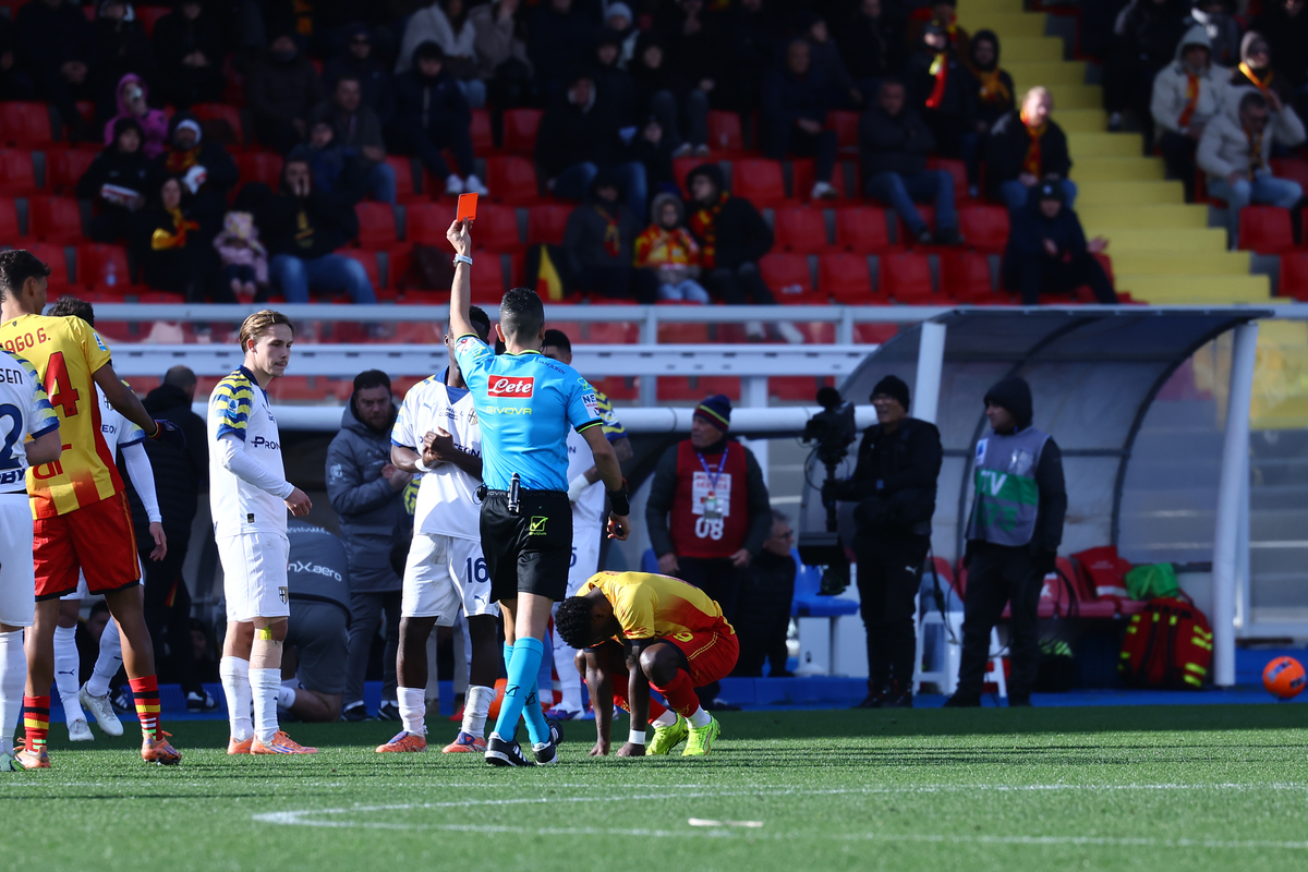 LECCE, ITALY - JANUARY 11: The referee Livio Marinelli shows the rede card to Lameck BAnda of US Lecce during the Serie A match between US Lecce and Parma Calcio 1913 at Stadio Via del Mare on January 11, 2026 in Lecce, Italy. (Photo by Maurizio Lagana/Getty Images)