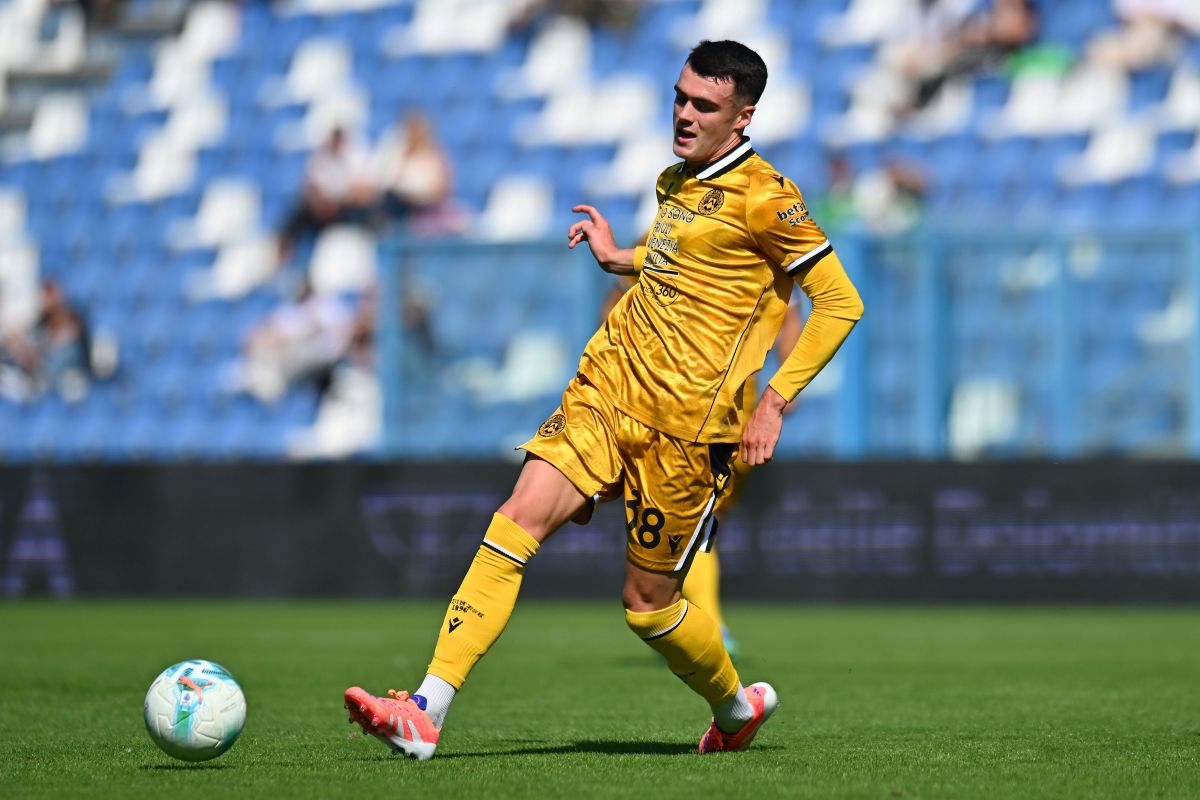 SASSUOLO, ITALY - SEPTEMBER 28: Lennon Miller of Udinese Calcio controls the ball during the Serie A match between US Sassuolo Calcio and Udinese Calcio at Mapei Stadium Citta del Tricolore on September 28, 2025 in Sassuolo, Italy. (Photo by Alessandro Sabattini/Getty Images)