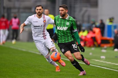 SASSUOLO, ITALY - JANUARY 25: Domenico Berardi of US Sassuolo Calcio runs with the ball whilst under pressure from Giuseppe Pezzella of Cremonese during the Serie A match between US Sassuolo Calcio and US Cremonese at Mapei Stadium Citta del Tricolore on January 25, 2026 in Sassuolo, Italy. (Photo by Alessandro Sabattini/Getty Images)
