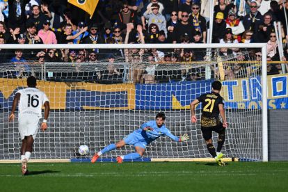 PARMA, ITALY - FEBRUARY 15: Abdou Harroui of Hellas Verona scores the 1-1 goal during the Serie A match between Parma Calcio 1913 and Hellas Verona FC at Stadio Ennio Tardini on February 15, 2026 in Parma, Italy. (Photo by Alessandro Sabattini/Getty Images)
