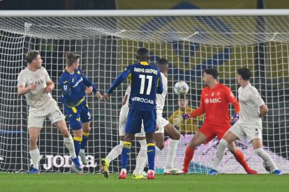VERONA, ITALY - FEBRUARY 28: Jean-Daniel Akpa Akpro of Hellas Verona scores the 1-1 goal during the Serie A match between Hellas Verona FC and SSC Napoli at Stadio Marcantonio Bentegodi on February 28, 2026 in Verona, Italy. (Photo by Alessandro Sabattini/Getty Images)
