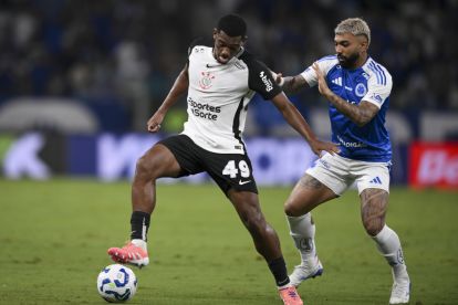 BELO HORIZONTE, BRAZIL - NOVEMBER 23: Andre of Corinthians controls the ball against Gabriel Barbosa of Cruzeiro during a match between Cruzeiro and Corithians as part of Brasileirao 2025 at Mineirão Stadium on November 23, 2025 in Belo Horizonte, Brazil. (Photo by Pedro Vilela/Getty Images)