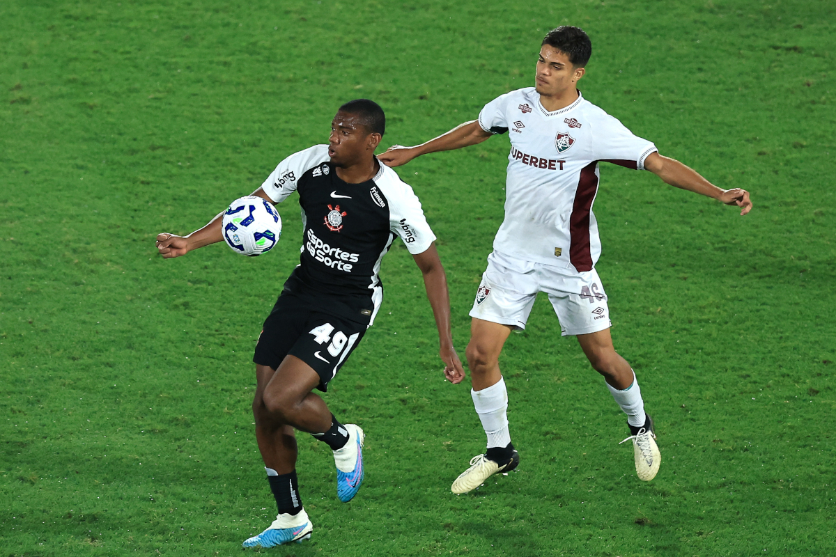RIO DE JANEIRO, BRAZIL - SEPTEMBER 13: Andre of Corinthians competes for the ball with Julio Fidelis of Fluminense during the match between Fluminense and Corinthians as part of Brasileirao 2025 at Maracana Stadium on September 13, 2025 in Rio de Janeiro, Brazil. (Photo by Buda Mendes/Getty Images)