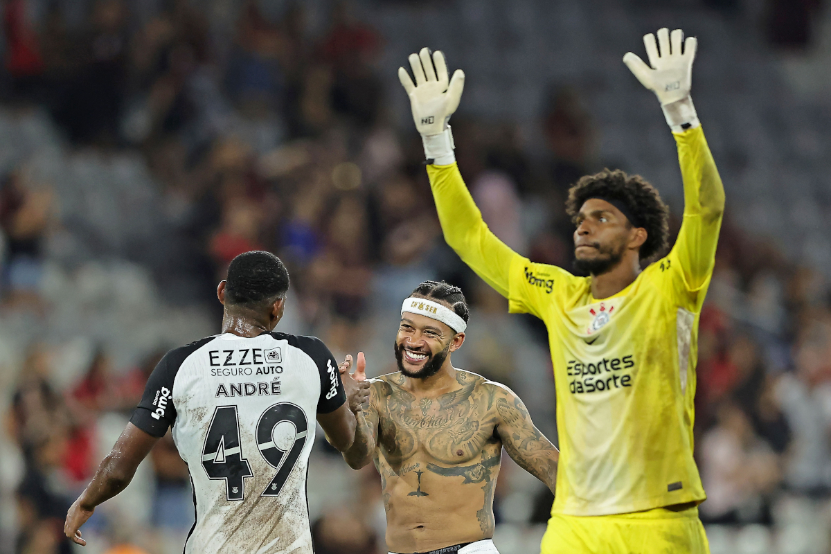 CURITIBA, BRAZIL - FEBRUARY 19: Memphis Depay of Corinthians celebrates with teammate Andre after winning the match between Athletico Paranaense and Corinthians as part of Brasileirao 2026 at Arena da Baixada on February 19, 2026 in Curitiba, Brazil. (Photo by Heuler Andrey/Getty Images)