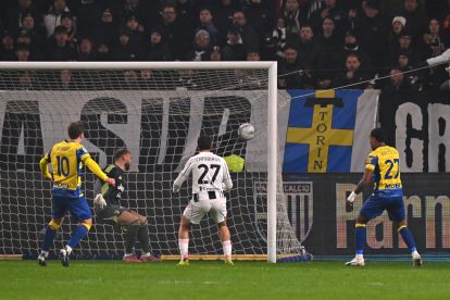 PARMA, ITALY - FEBRUARY 01: Andrea Cambiaso of Juventus scores an own goal and Parma Calcio 1913 first goal, during the Serie A match between Parma Calcio 1913 and Juventus FC at Stadio Ennio Tardini on February 01, 2026 in Parma, Italy. (Photo by Alessandro Sabattini/Getty Images)