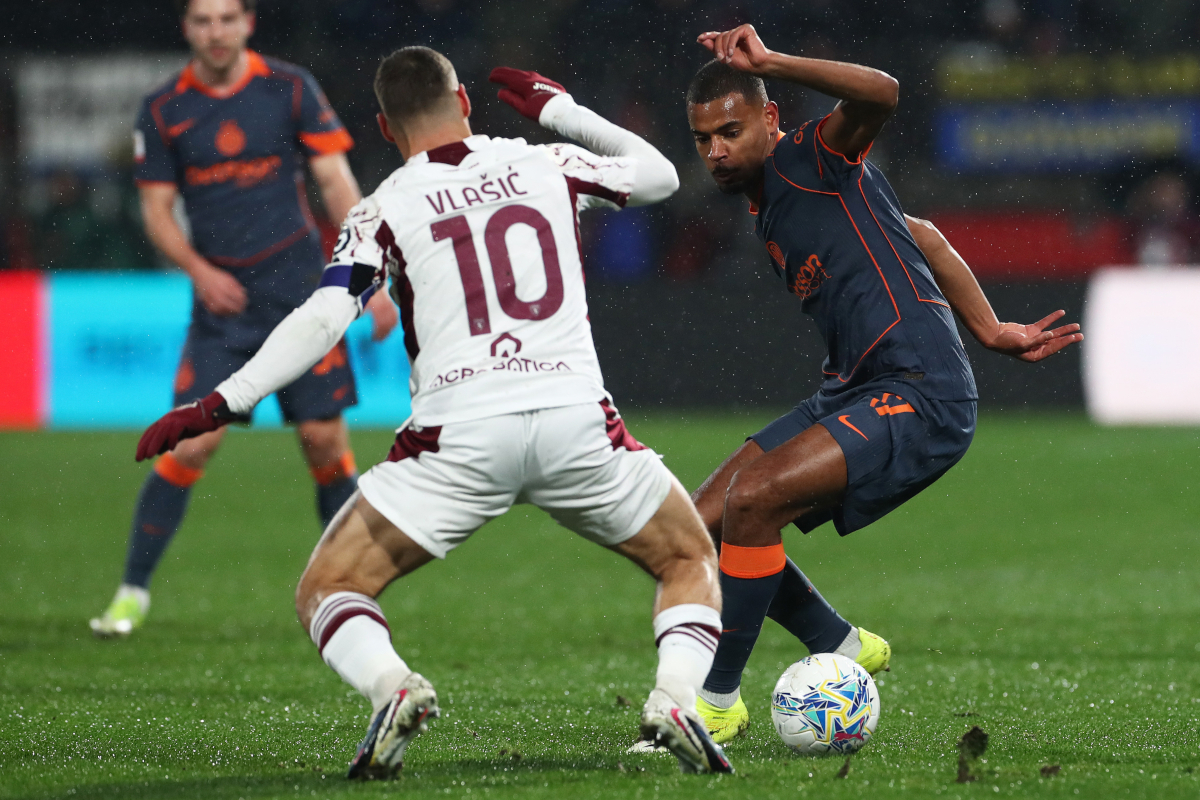 MONZA, ITÁLIA - 04 DE FEVEREIRO: Nikola Vlasic do Torino compete com Andi Diouf do FC Internazionale Milano durante a partida das quartas de final entre FC Internazionale e Torino no U-Power Stadium na Itália, 02 de fevereiro. (Foto de Marco Luzzani / Getty Images)