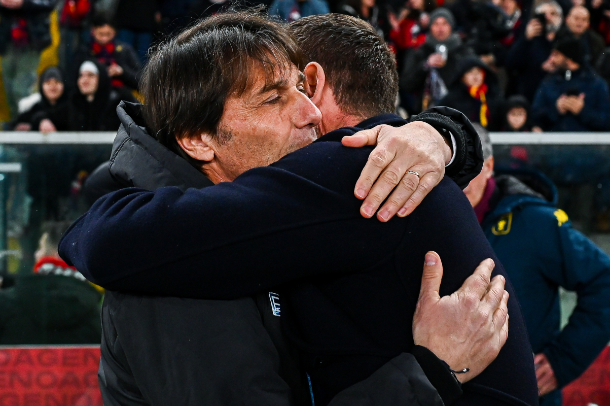 GENOA, ITALY - FEBRUARY 7: Antonio Conte, head coach of Napoli (left), greets Daniele De Rossi, head coach of Genoa, prior to kick-off in the Serie A match between Genoa CFC and SSC Napoli at Stadio Luigi Ferraris on February 7, 2026 in Genoa, Italy. (Photo by Simone Arveda/Getty Images)