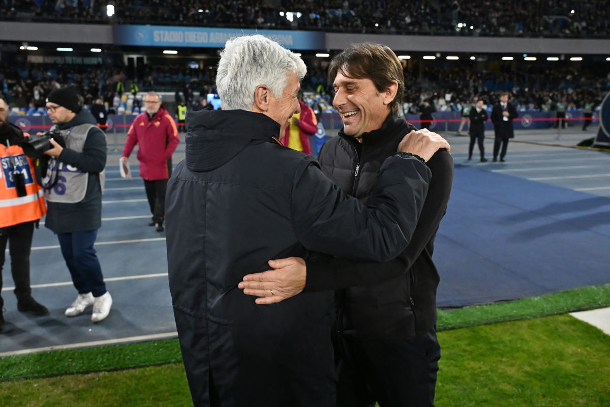 NAPLES, ITALY - FEBRUARY 15: Gian Piero Gasperini AS Roma head coach greets Antonio Conte SSC Napoli head coach before the Serie A match between SSC Napoli and AS Roma at Stadio Diego Armando Maradona on February 15, 2026 in Naples, Italy. (Photo by Francesco Pecoraro/Getty Images)